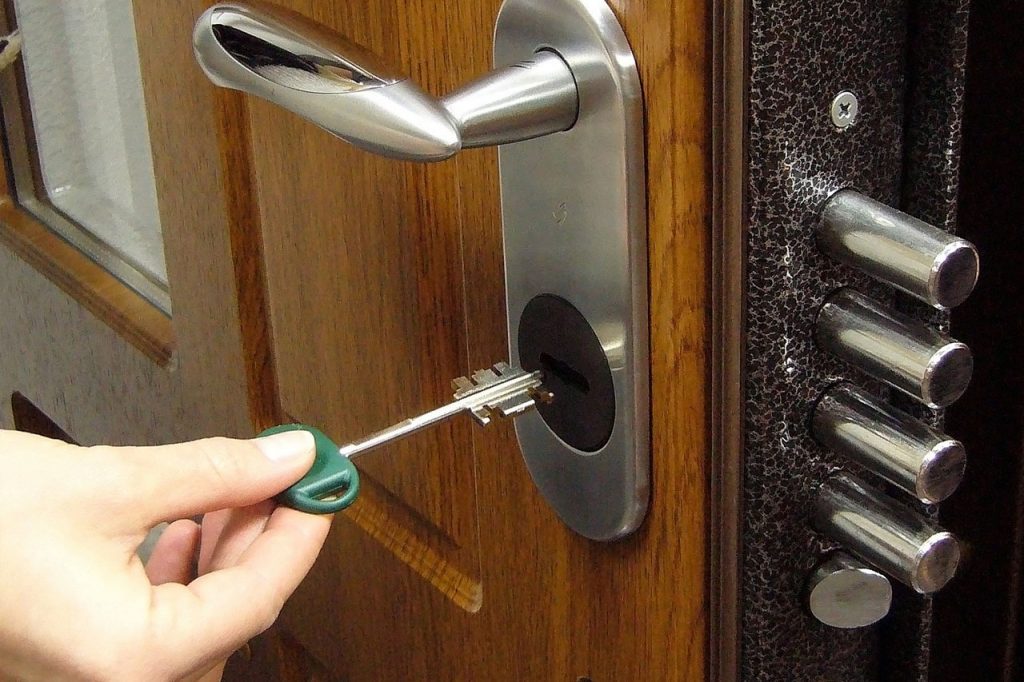 сравнение металлических и деревянных дверей